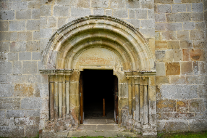 Puerta de acceso a la iglesia del monasterio de Valdedios